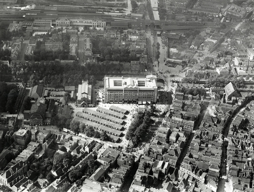 Luchtfoto van het Vredenburg en omgeving. Het net geopende vaste Jaarbeursgebouw