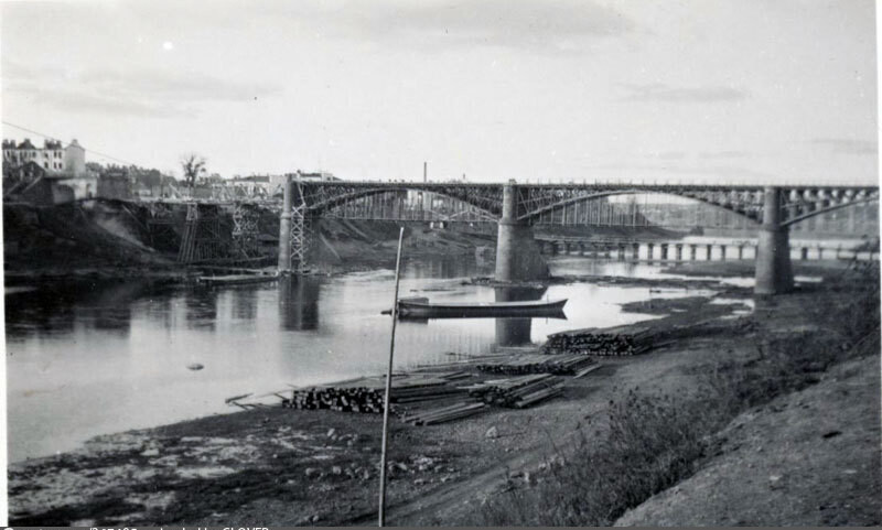Мост Кирова с временным пролётом (во время оккупации).