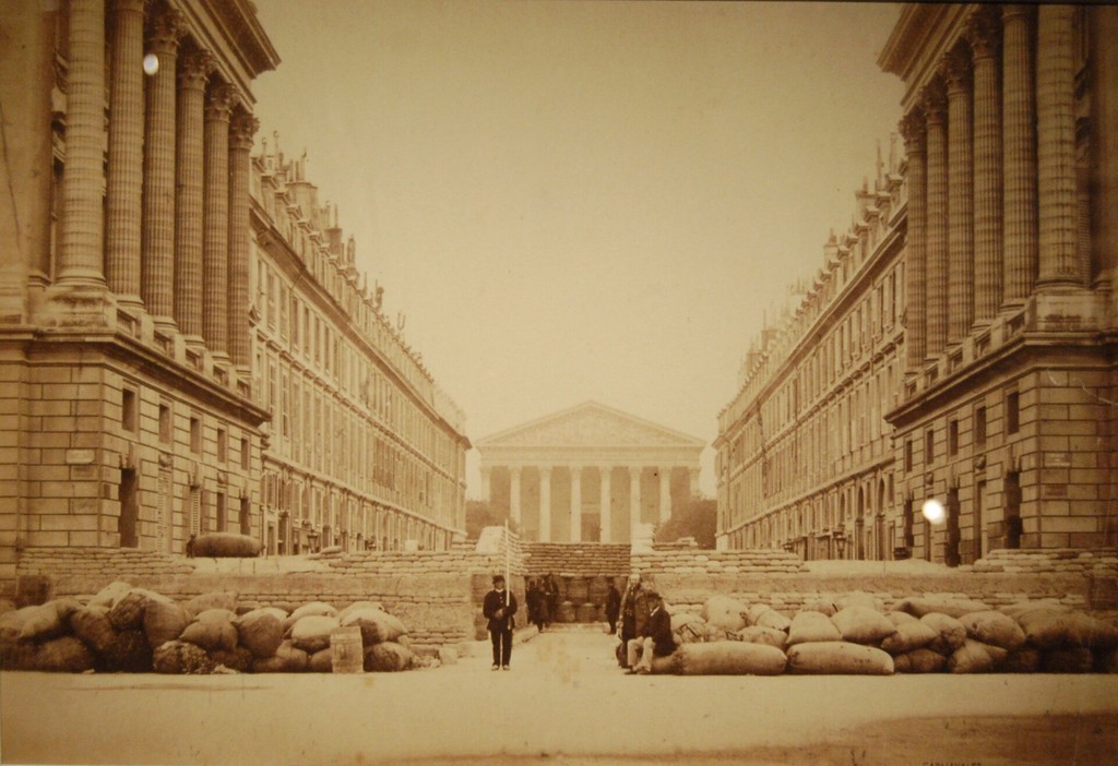 Barricade rue Royale, vue vers la Madeleine durant la Commune de Paris de 1871