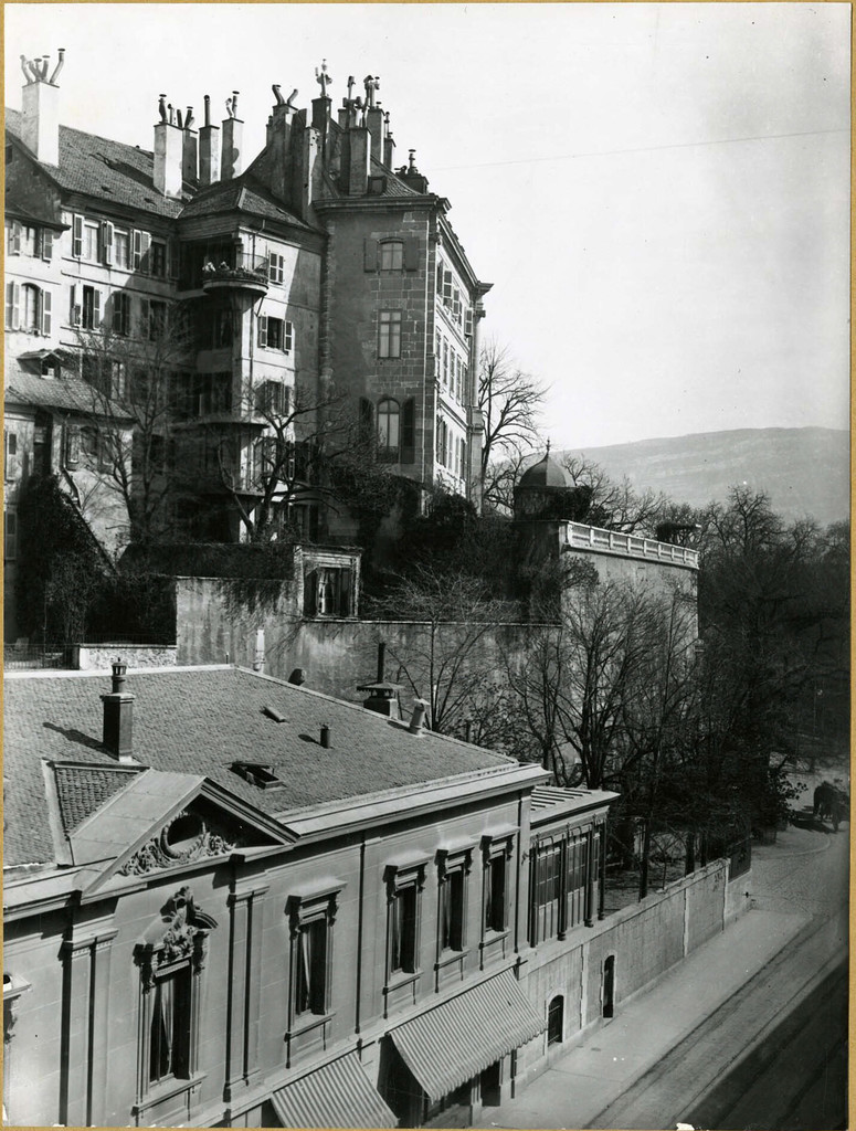 Rue des Granges: maisons et terrasse De Seillon