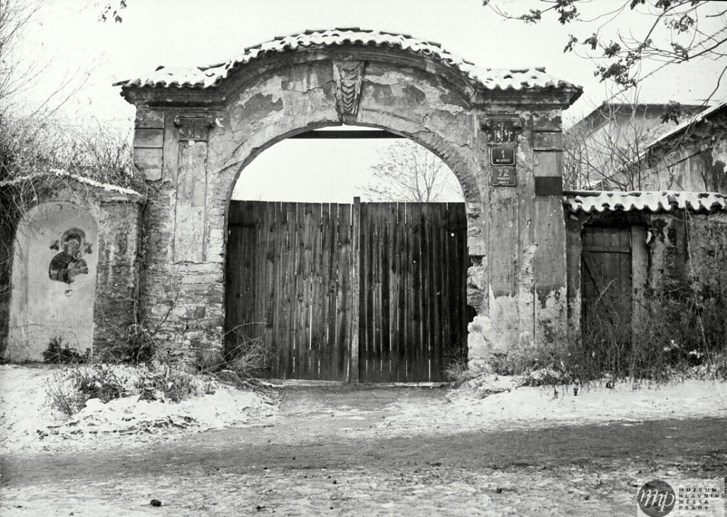 Vysočany, kaple. Рohled na vstupní bránu do domu čp. 72 (Jetelka) s kapličkou po levé straně