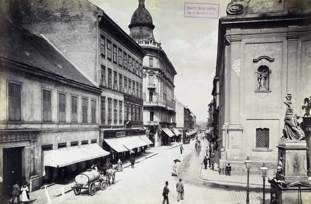 Kossuth Lajos utca a Kígyó tér (Ferenciek tere) felől nézve