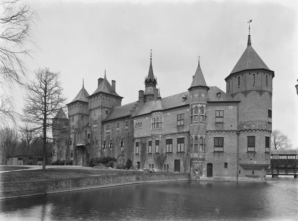 Het kasteel De Haar, de poortgebouwen (chatelet), voorzijde