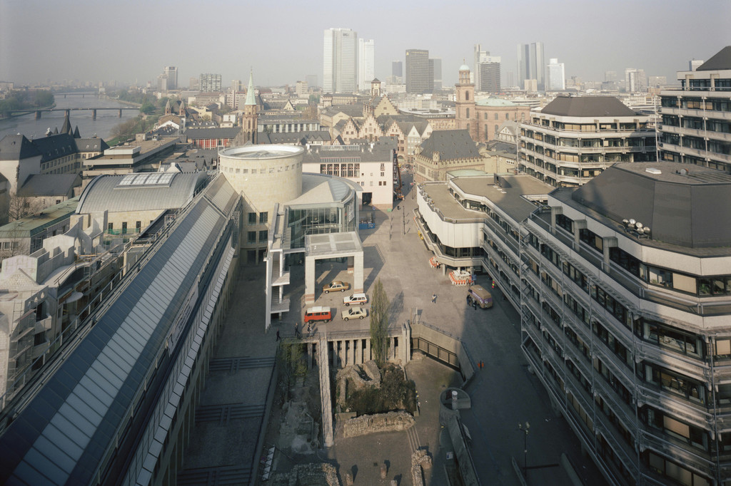 Blick über die Stadt, im Vordergrund links Schirn-Kunsthalle, rechts Technisches Rathaus