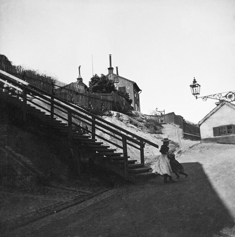 Trappor från Östra Kvarngränd mynnar i norr vid Kaplansbacken 15