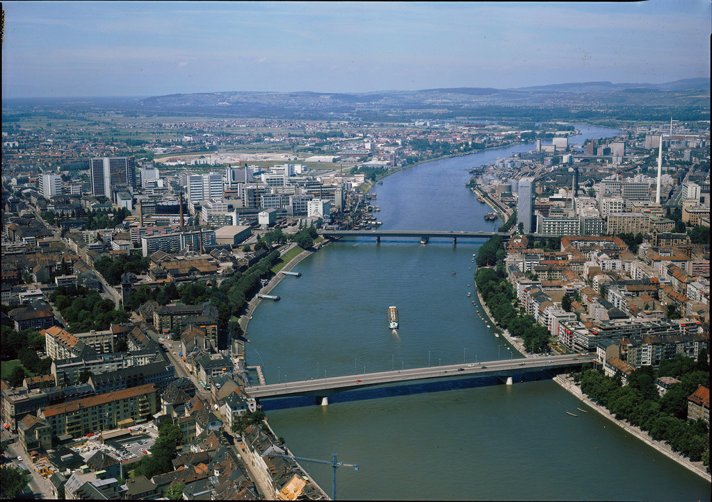 Basel. Johanniterbrücke, Sankt Johann, Hafen Sankt Johann, Sandoz, Chemieindustrie, Rhein