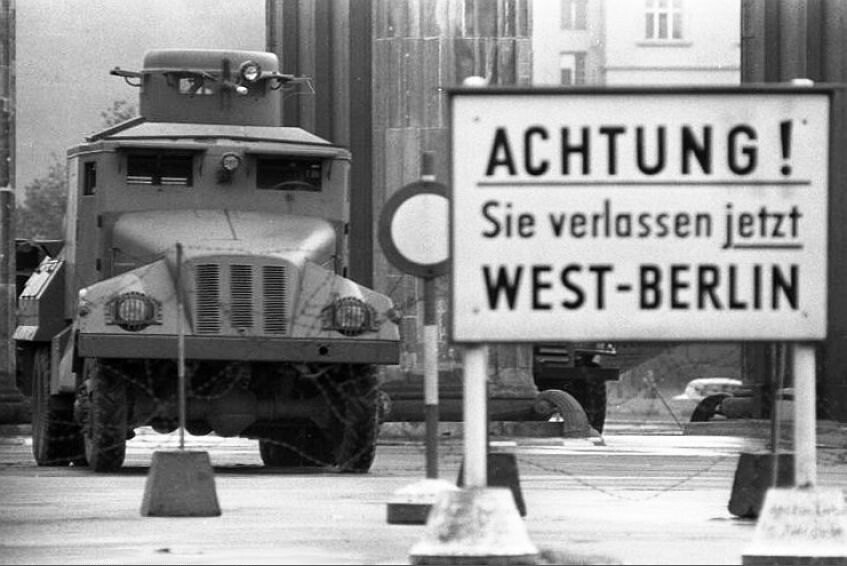 Wasserstrahl der DDR-Volkspolizei am Brandenburger Tor