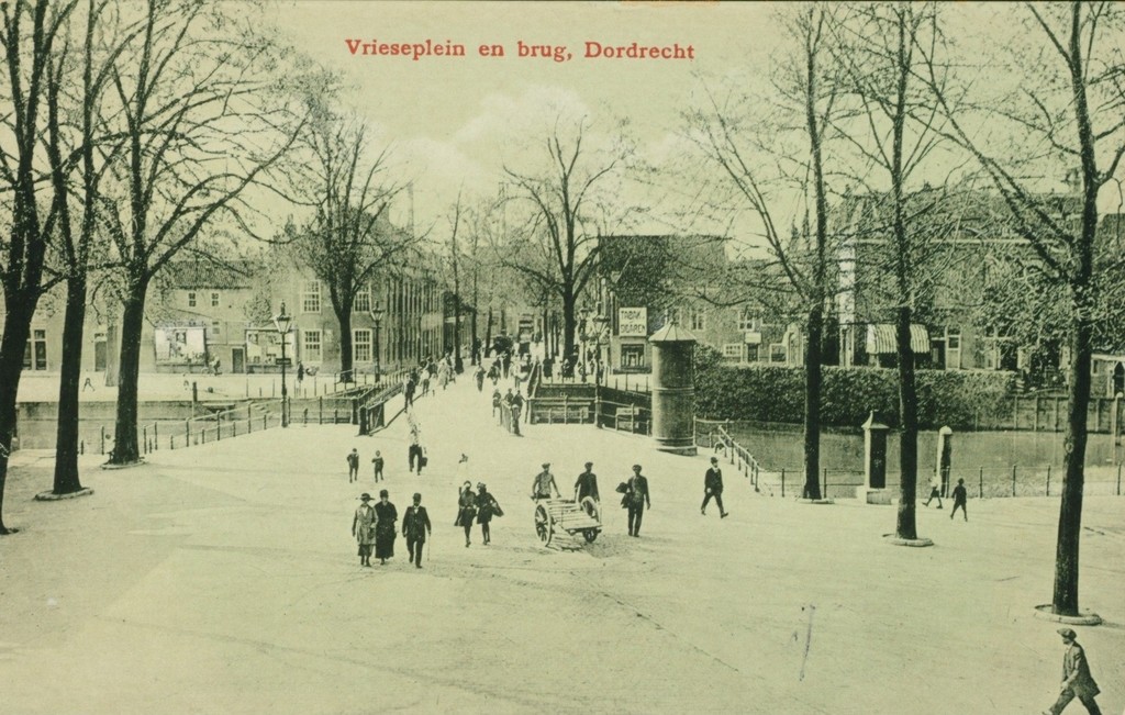 Dordrecht. Vrieseplein met Vriesebrug en Vriesestraat