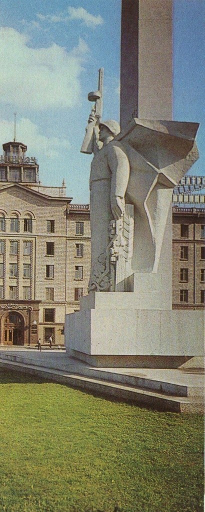 Monument pentru eliberatorii sovietici în fața hotelului „Chisinau”