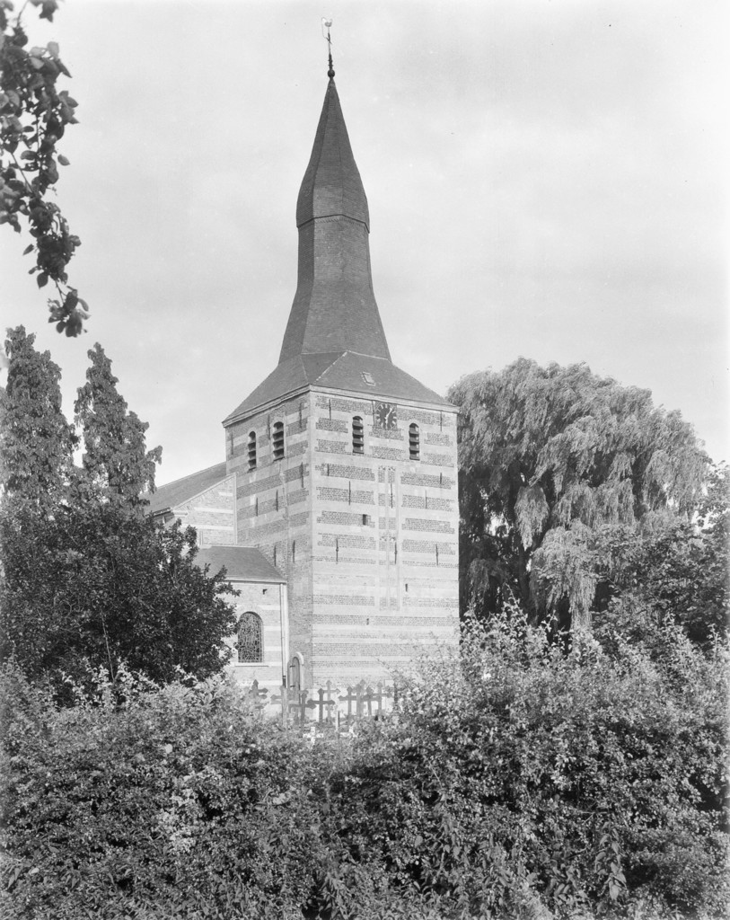 Sint-Lambertuskerk in Oirsbeek. Kerktoren vanuit het noordwesten