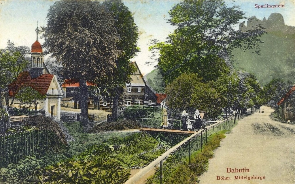 Babětín, kaple. Dobová pohlednice vsi s kaplí (vlevo)