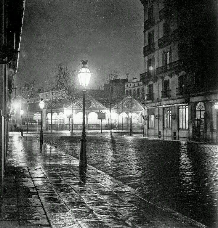 Vista nocturna de l'antiga Estació de França des del carrer Comerç