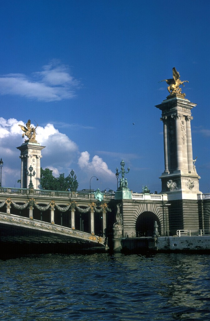 Pont Alexandre-III: Deux des quatre pylônes surmontés de renommées en bronze doré