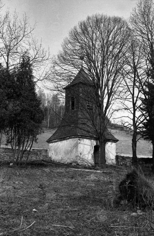 Karlovice, zvonička před opravou