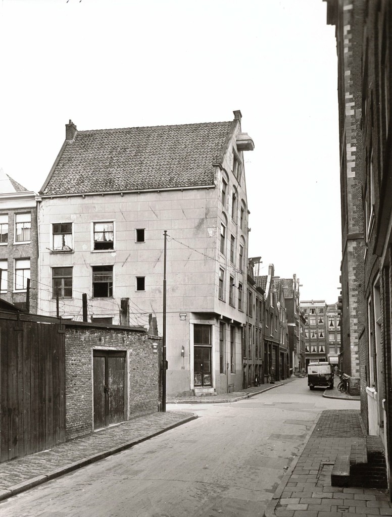 Zanddwarsstraat 16 (links). Midden kruising Zandstraat