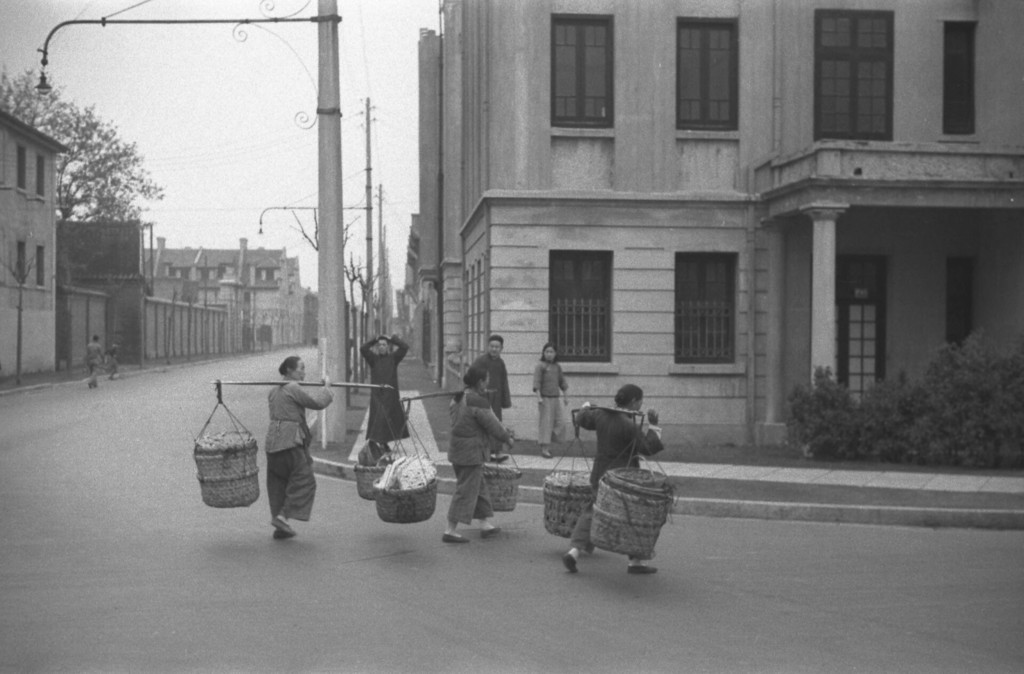 妇女在Winling公路和Ptain大街上拐弯处