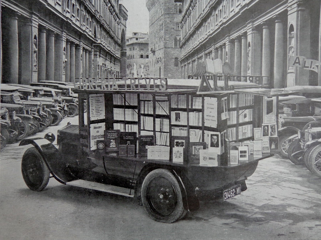L'Auto-Carro Libreria. Piazzale degli Uffizi
