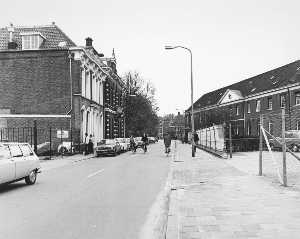 St. Josephstraat met rechts een gedeelte van de voormalige lancierskazerne