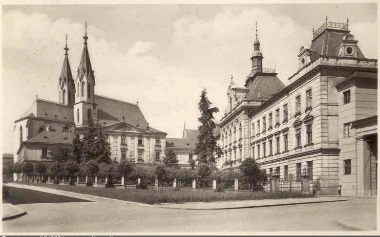 Kroměříž. Pohled na kostel a arcibiskupské gymnasium