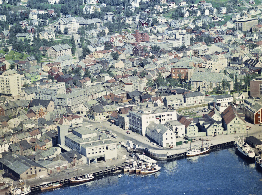 Tromsø sentrum med Strandtorget i forgrunnen