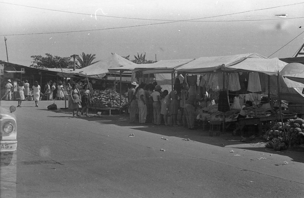 Mercado en la avenida Kolehio Militar