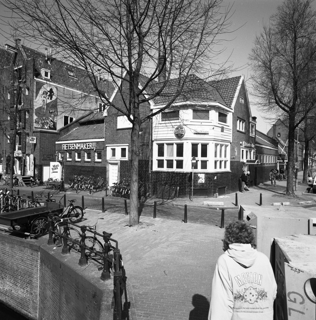 Nieuwe Uilenburgerstraat 112-116. Links Houtkopersburgwal 14-22, gezien vanaf de Steenvoetsluis