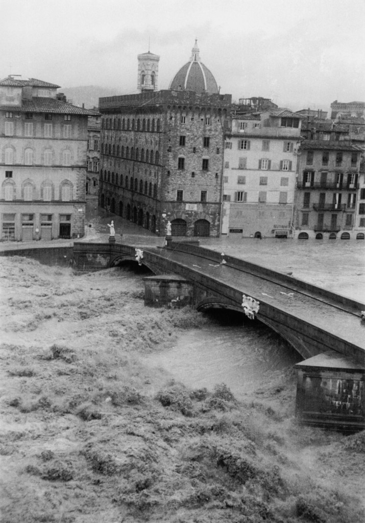 L’alluvione di Firenze, Ponte Santa Trinita