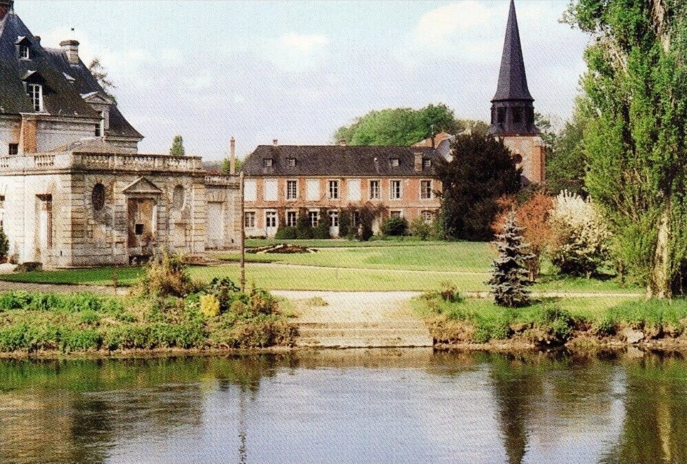 Château d'Acquigny. Le petit château. L'église