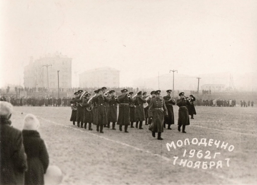 Ноябрьская демонстрация на площади Ленина