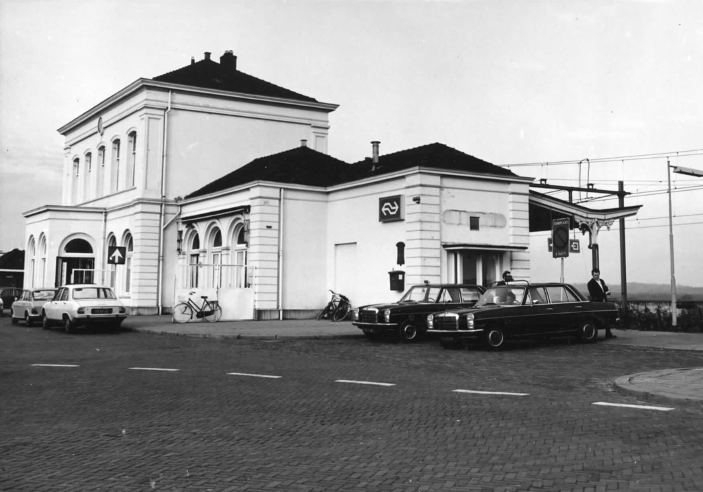 Gezicht op de voor- en zijgevel van het N.S.-station Steenwijk