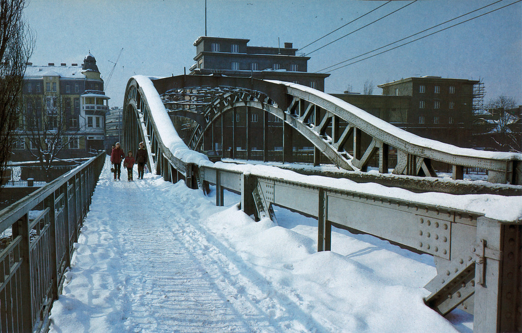 Pohled na most Miloše Sýkory v zimě