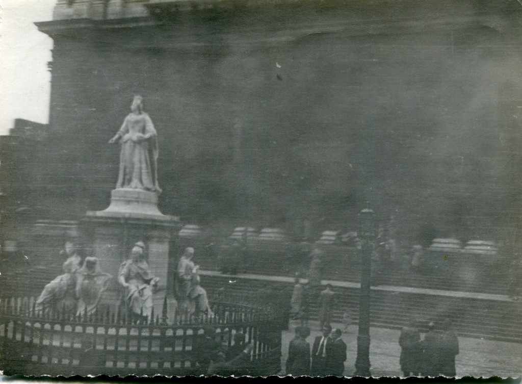 London. Queen Anne Statue
