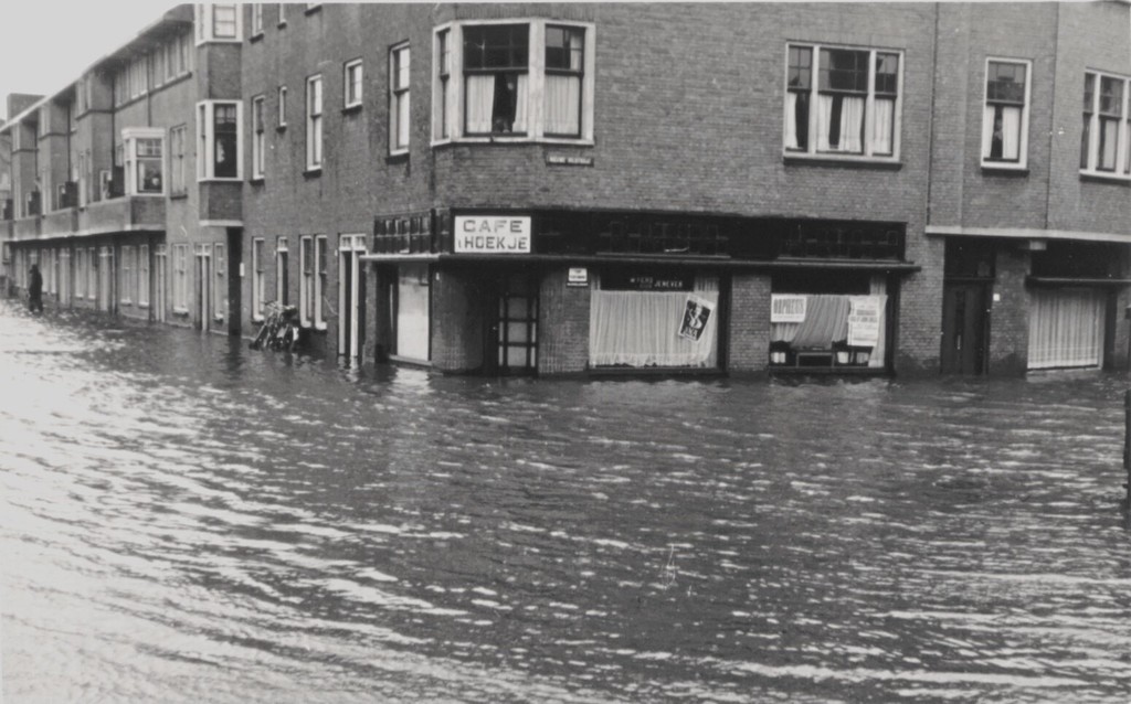 Dordrecht. Ondergelopen hoek Vest / Nieuwe Hilstraat tijdens de watersnood