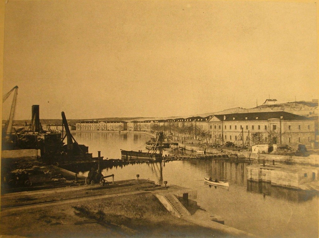 Вид першого військового судна в Олексіївському доці