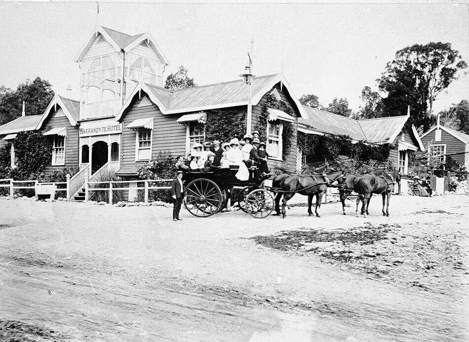Charabanc in front of the Warrandyte Hotel