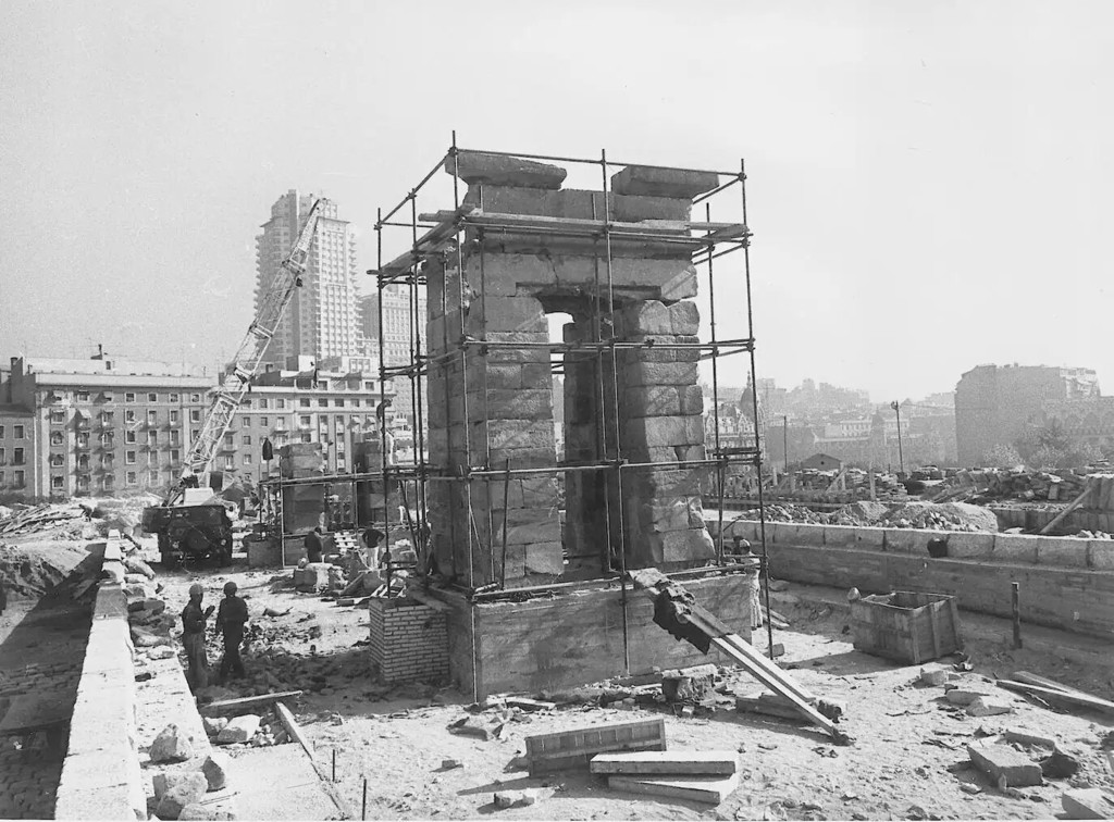 Trabajos de reconstrucción del templo nubio en Madrid