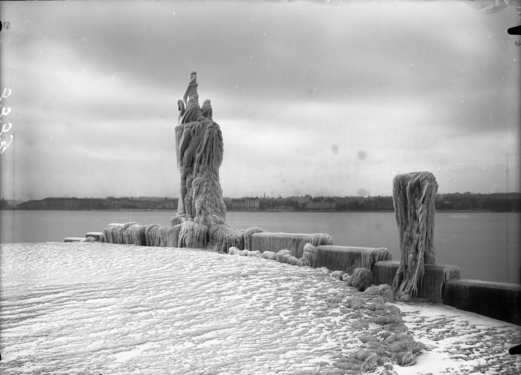 Cologny, le monument du port Noir sous la glace