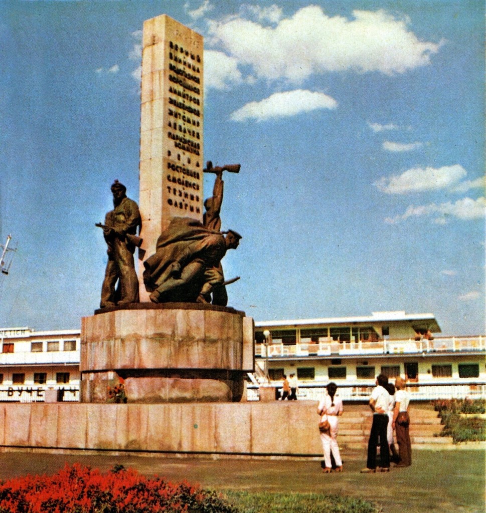 Пам'ятник героям Дніпра Флотилія