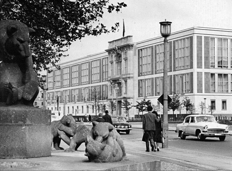 Blick vom Werderschen Markt aus auf den Amtssitz des Staatsrates der DDR am Marx-Engels-Platz