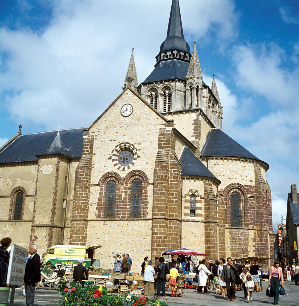 Fresnay-sur-Sarthe. Église Notre-Dame: vue depuis la place de la République