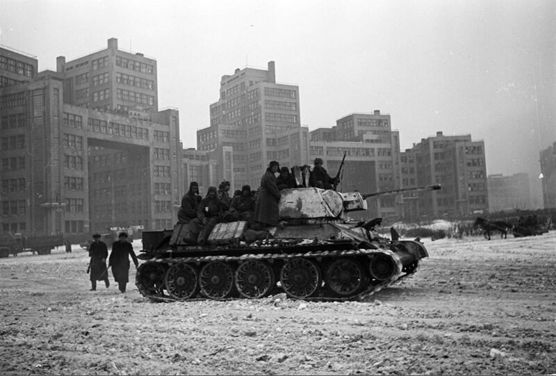 Радянські війська на території Дзержинського в день першого визволення міста