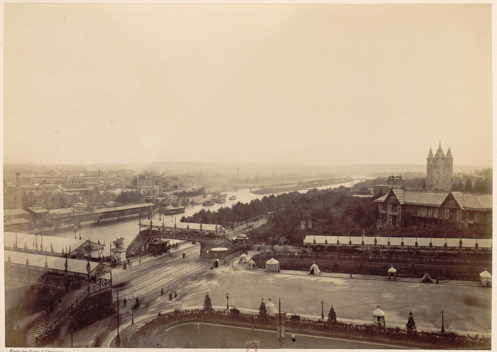 Exposition universelle de 1889: Pavillon des Travaux publics, vue générale vers l'aval