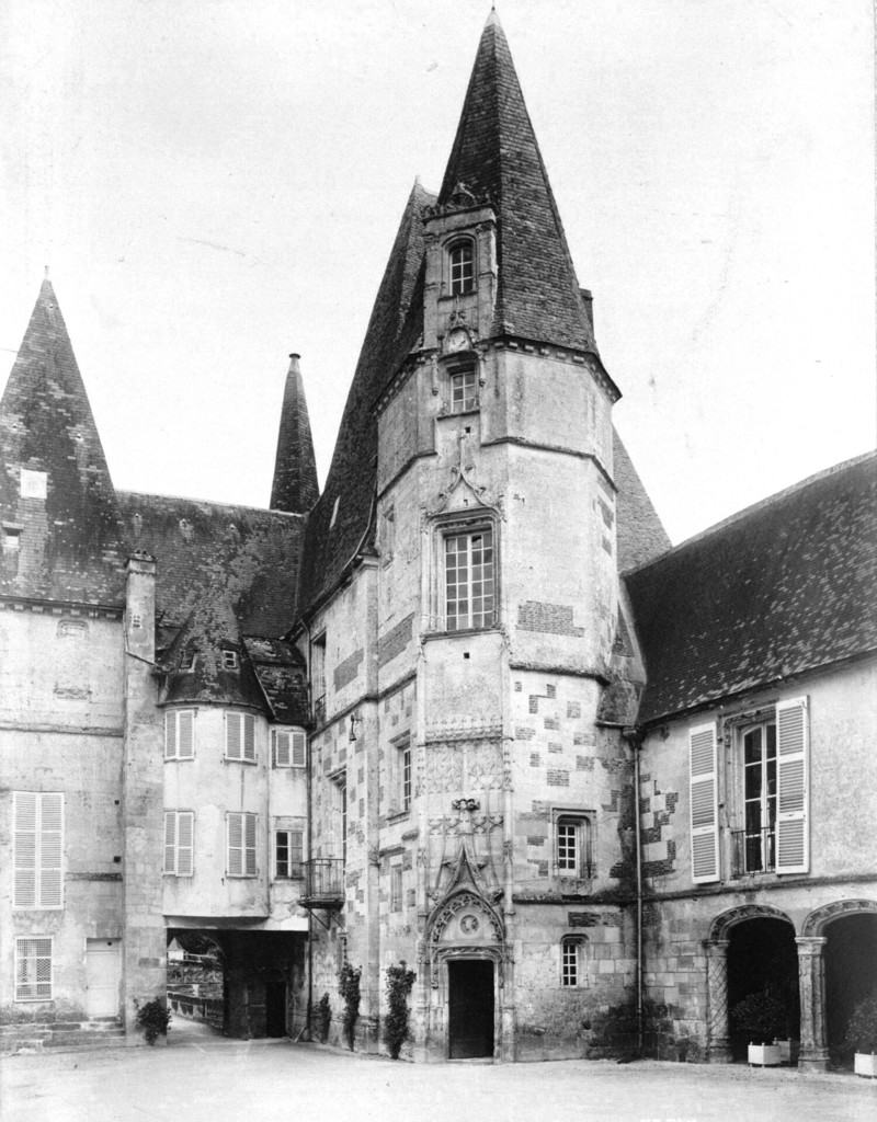 Mortrée. Le Château d'O. Cour: Façade et tourelle