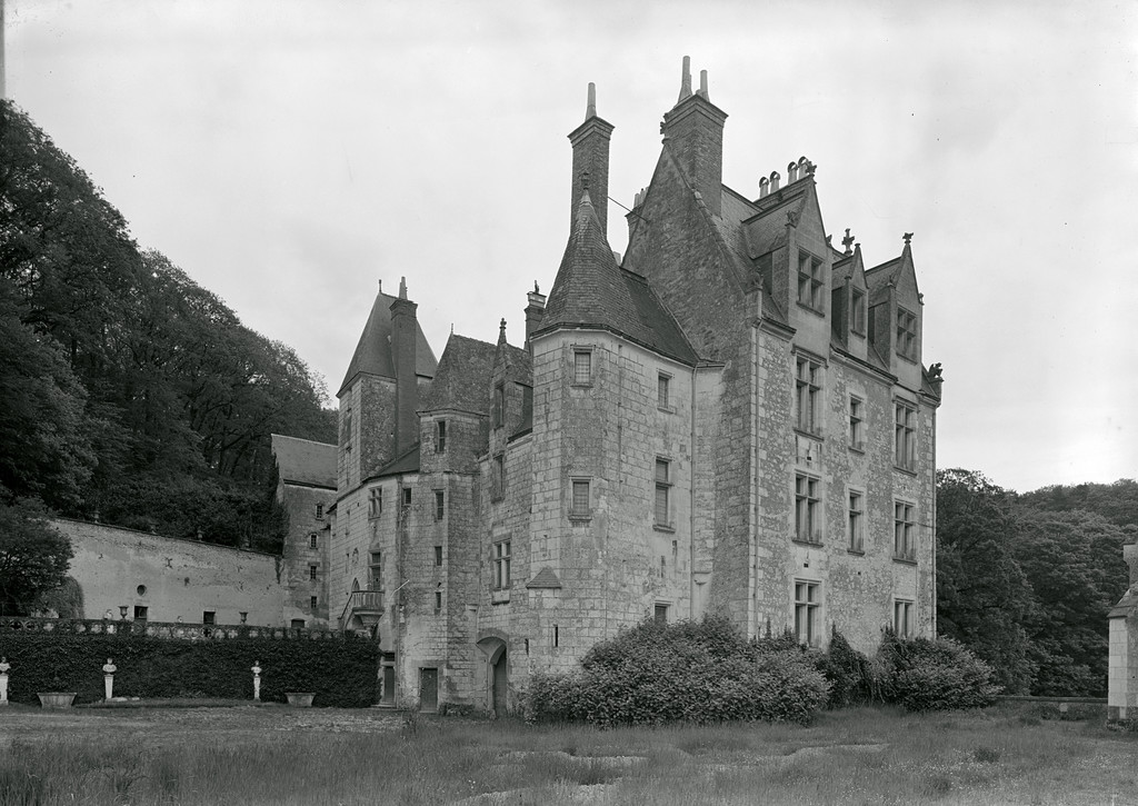 Château de Courtanvaux. Angles de façade sur parc