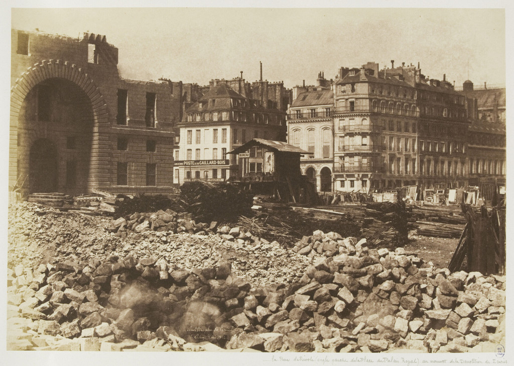La rue de Rivoli (angle gauche de la place du Palais Royal) au moment de la démolition des écuries
