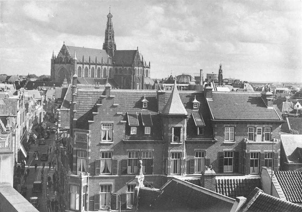 Hoek Gedempte Oude Gracht - Grote Houtstraat, ziende naar de Bavokerk in het noorden