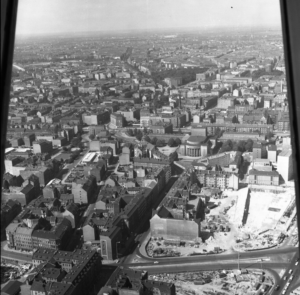 Blick vom Fernsehturm in Richtung Rosa-Luxemburg-Platz