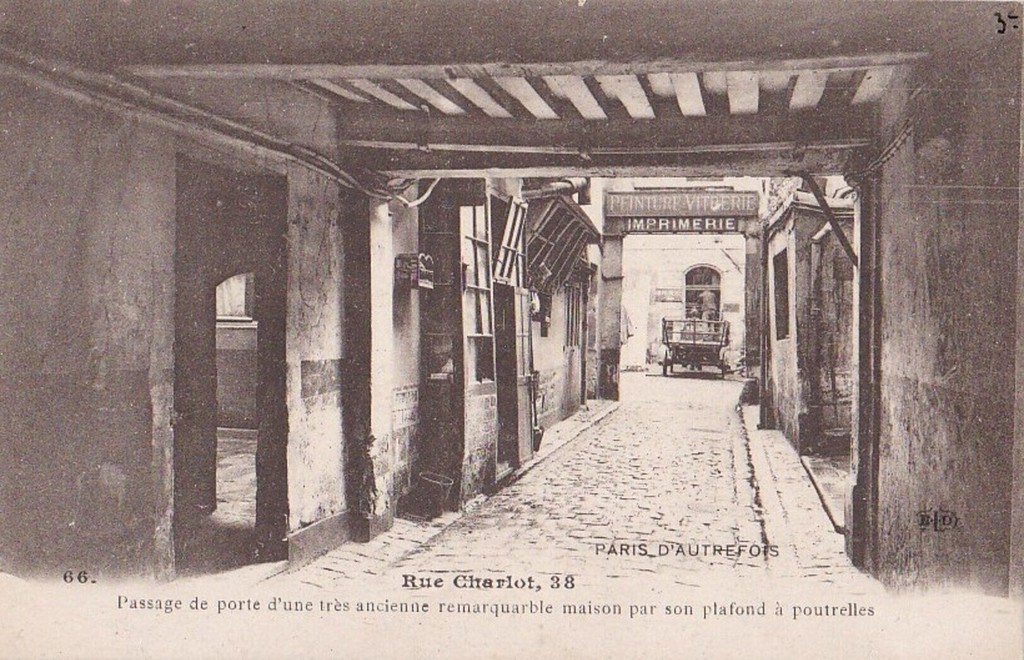 Rue Charlot, 38 - Passage de porte d'une très ancienne remarquable maison avec plafond à poutrelles