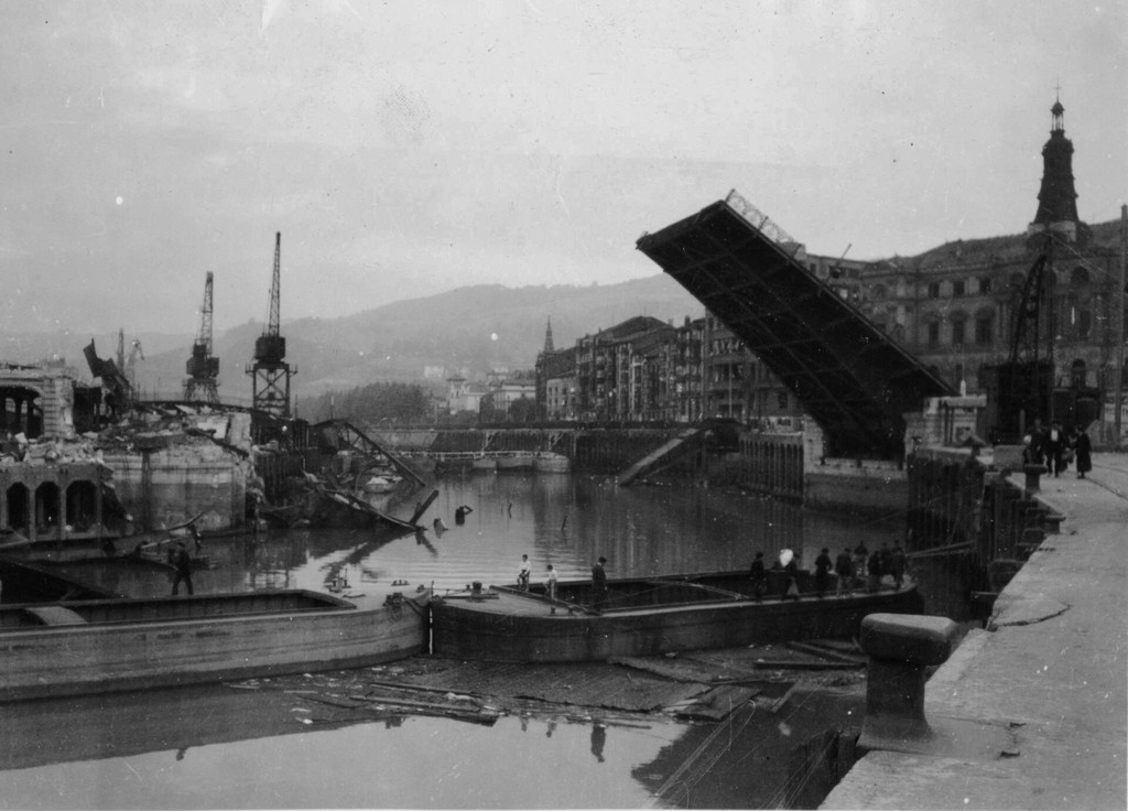Conquista de Bilbao. Uno de los puentes que los rojos volaron en su huída