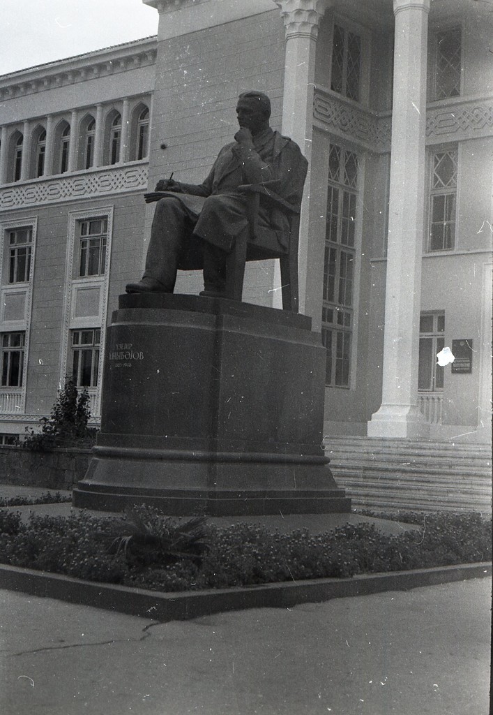 Памятник У. Гаджибекову перед зданием консерватории